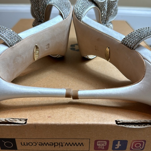 NWOT - Badgley Mischka Women's Rennie Heeled Sandal, Soft white, Size 6.5 😍🤍🩶 - Picture 14 of 17